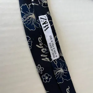 NWT Zara Sz M Navy Blue Floral Aloha Silk Thin Slim Necktie 58"‎ x 2.5" inch thumbnail 3