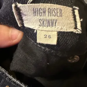 Madewell High Riser Skinny Jeans 26 Faded Black Distressed Ripped Knee Denim thumbnail 5