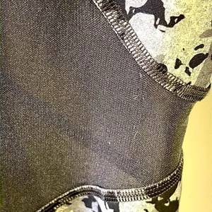 Under Armour Women’s HeatGear Ankle Cropped Camo Print Compression Leggings- M thumbnail 4