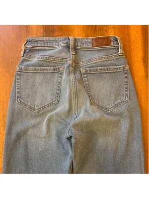 High waisted blue jeans with a straight leg, perfect for a casual look thumbnail 6