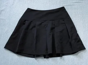H&M Divided Pleated Mini Skirt Size 2 in Black thumbnail 1