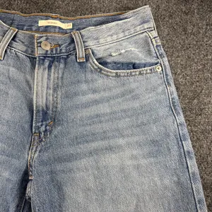 Levi's 94 Baggy Jeans Women's 27 Light Wash Distressed Wide Leg Y2K Denim thumbnail 4