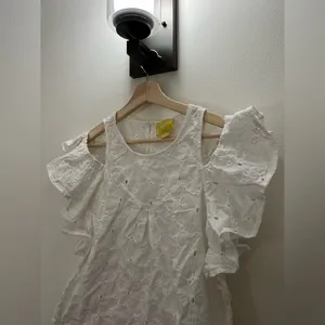 EUC Anthropologie Maeve White Eyelet Cold Shoulder Ruffle Blouse Size Small thumbnail 3