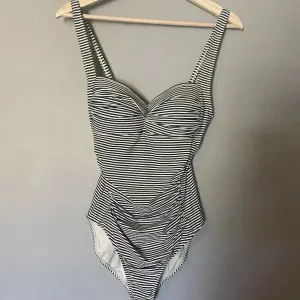 NIPTUCK SWIM Joanne One-Piece Swimsuit Size 6 Sorrento Black &‎ White Stripe thumbnail 5
