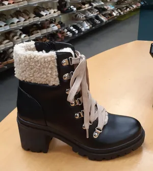 Black Sherpa Lined lug Sole Chunky Heel Boot Size 6 thumbnail 2
