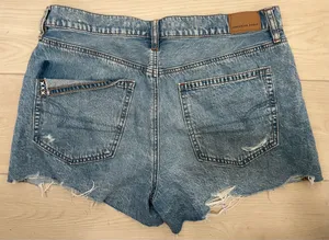 American Eagle Outfitters 90s Boyfriend Shorts thumbnail 2