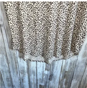 American Eagle Leopard Brown Cream Tee Women’s Medium  thumbnail 3