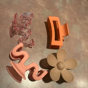 Urban Outfitters Set of 4 Claw Hair Clips thumbnail 3