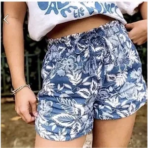 American Eagle Blue & White Tropical Floral‎ Print High Rise Shorts Small thumbnail 1