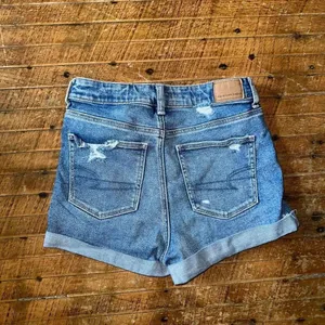 American Eagle mom jean distressed size 2 wedgie shorts thumbnail 3