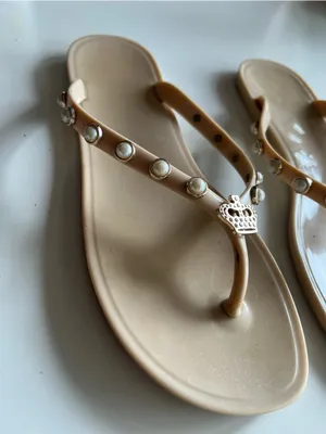 Juicy Couture Rhea Flip Flops Rubber Beige Pearl Straps Rhinestone Crown 39‎ thumbnail 2