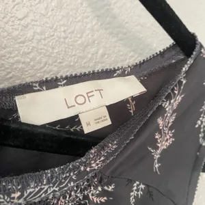 Loft Grey Floral Blouse Medium Feminine Dainty Flower Print Business Casual thumbnail 3