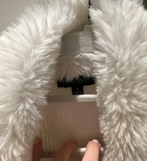 White Sweater with fur collar thumbnail 4