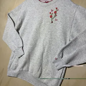 Vintage Jerzees Women Large 42-44 Gray Floral Embroidered Crewneck Sweatshirt thumbnail 1