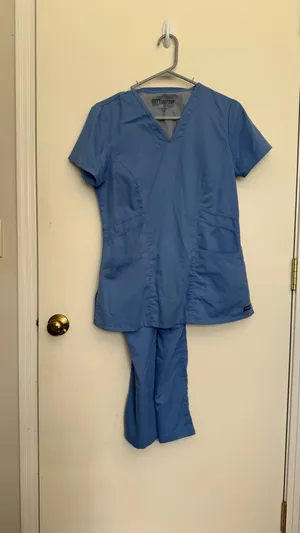 Comfortable blue scrub set. Short-sleeve top with V-neck. Matching pants included. Ideal for healthcare professionals. grey’s Anatomy. thumbnail 5