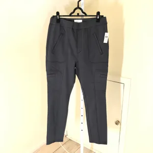 Anthropologie NWT Women's Gray Cropped Pull On Utility Pants Size M thumbnail 2