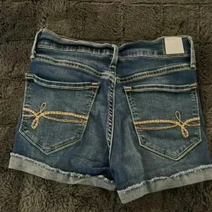 Levi’s high-rise distressed shorts thumbnail 4