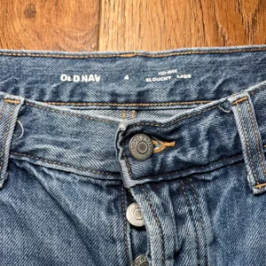 Old Navy Womens 4 Mid Rise Slouchy Denim Shorts Frayed Hem Button Fly Grunge thumbnail 8