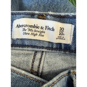 Abercrombie & Fitch 90s Straight Ultra High Rise Jeans Light Wash 30 crossover thumbnail 3