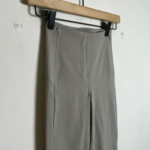 LULULEMON- Smooth Fit Pull-On High-Rise Cropped Pant Riverstone Casual Travel thumbnail 3