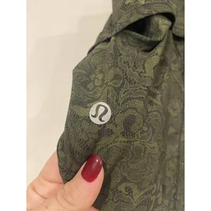 Lululemon Shorts Womens 8 Green Floral Lined Elastic Waist Running Athletic Gym thumbnail 3