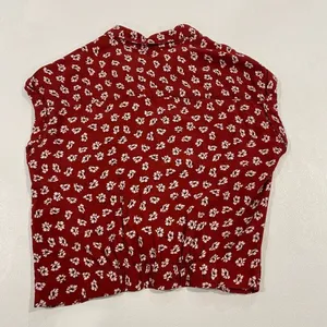 Abercrombie & Fitch Red Floral Twist Front Crop Top Women Small Button Shirt thumbnail 2