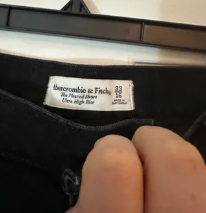 Abercrombie Ultra High Rise Shorts thumbnail 3