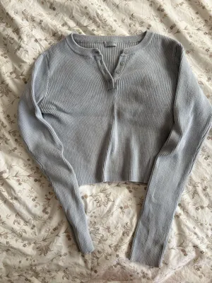 Brandy Melville Cropped ribbed baby blue sweater thumbnail 4