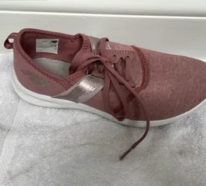 Size 9 new balance shoes thumbnail 1
