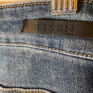 Risen Los Angeles Distressed Straight Leg Jeans Medium‎ Wash Raw Hem Size 29/9 thumbnail 5
