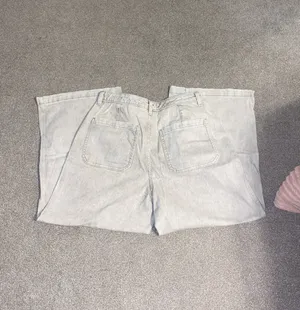 Universal Threads NWOT Cream Baggy Flare Cropped Denim Jeans thumbnail 4