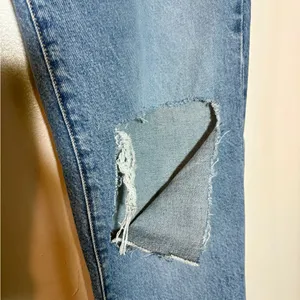 GOOD AMERICAN Weekender Distressed Straight Leg Jeans thumbnail 7