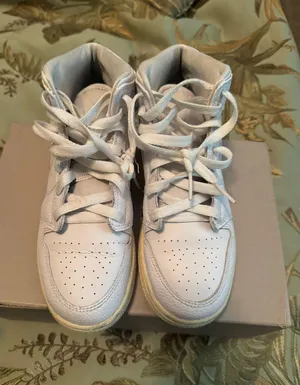 Air Jordans Jordan Retro 1 Mid thumbnail 3