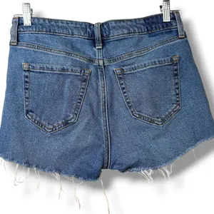 Abercrombie & Fitch Medium Wash The Skinny High Rise Frayed Raw Hem Denim Shorts thumbnail 3