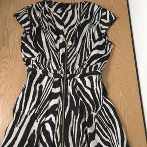 Womens H&M Black and White Satin Zebra Print Shirt Dress Size 6 thumbnail 5