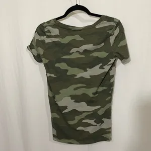 PINK - Victoria's Secret camo t-shirt thumbnail 2
