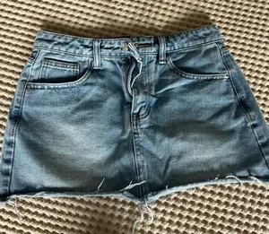 SHEIN Light Blue Denim Mini Skirt with Frayed Hem thumbnail 1