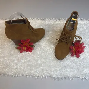 Michael Kors Tan Suede Lace Up‎ 7 Ankle Boots Block Heel Lug Sole Gold Hardware thumbnail 4