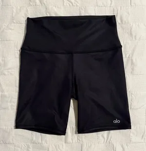 Alo Yoga 7" High-Waist Biker Short - Small thumbnail 1