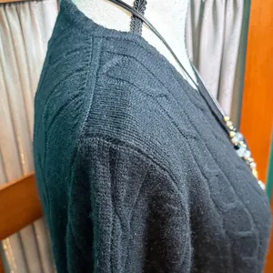Classic Black Cashmere Cable Knit Sweater Size M thumbnail 4