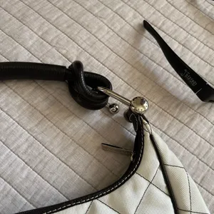BCBGMAXAZRIA Y2K rare quilted, off-white, brown leather shoulder bagette small​ thumbnail 4