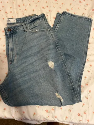Hollister Curvy High Rise Mom Jean thumbnail 5