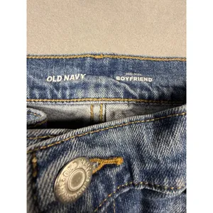 Old Navy Mid-Rise Boyfriend Jeans Medium Wash Blue Denim Women Size 4 thumbnail 2