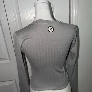 Vuori Grey Long Sleeve Tee Size XS NWOT thumbnail 2