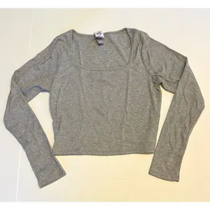 Tillys‎ Sz S Gray Pullover Crop Top Scoop Neck Ribbed Knit Slim Fit thumbnail 2