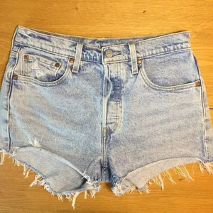 Levi’s 501 Jean shorts 28 button-fly light wash distressed thumbnail 1