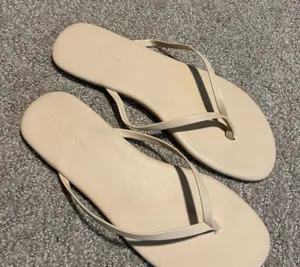 Vineyard Vines Flip-Flops thumbnail 1
