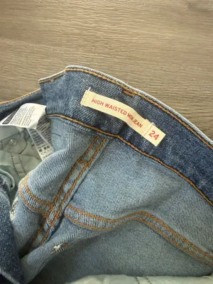Levi’s Mom Jeans High-Rise thumbnail 4