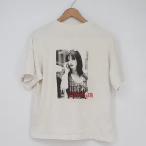 Uniqlo UT The Devil Wears Prada Graphic T-Shirt Cream Large Anne Hathaway Movie thumbnail 5