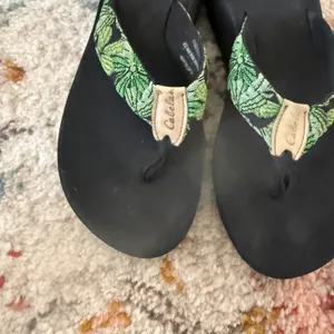 Cabelas Womens Platform Flip Flops Black Green Tropical Palm‎ Leaf Wedge Sandals thumbnail 3